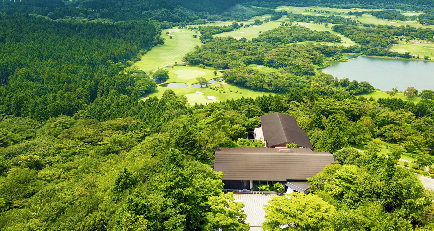 箱根仙石原、高台の閑静な別荘地に佇む